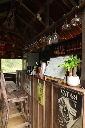 El salón o zona de bar de Man Cocktail n Chill