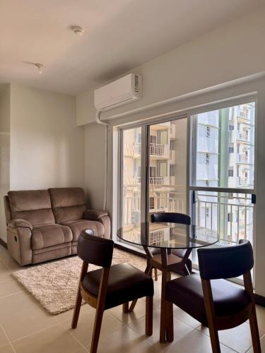Χώρος καθιστικού στο Cozy 2Br Condo Unit with Balcony Views
