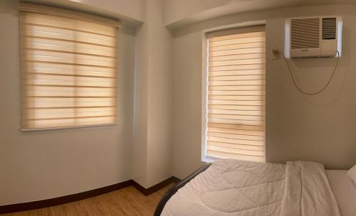 Ένα ή περισσότερα κρεβάτια σε δωμάτιο στο Cozy 2Br Condo Unit with Balcony Views