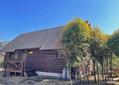 佐伯市にあるうめキャンプ村の木造の小屋