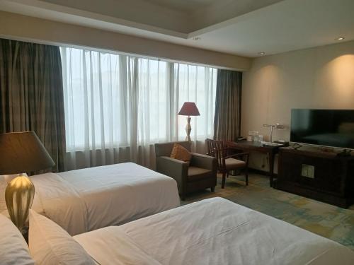 Katil atau katil-katil dalam bilik di Dong Fang Hotel Guangzhou