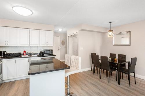 Galeriebild der Unterkunft SkyView 2BR Plus Den Stunning Views Steps to SQ1 Mall in Mississauga