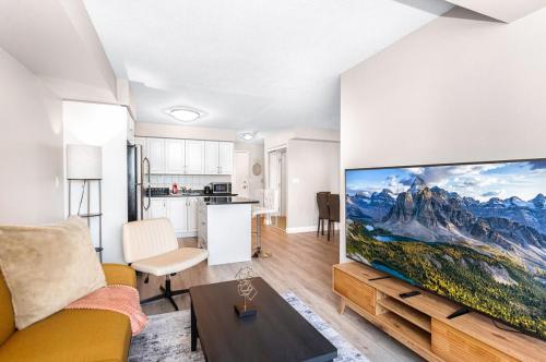Galeriebild der Unterkunft SkyView 2BR Plus Den Stunning Views Steps to SQ1 Mall in Mississauga
