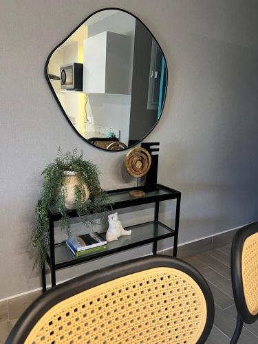 a mirror on a wall above a table with a chair at Mi Ventana del Mar 3G in Chame