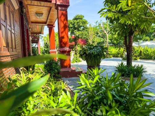 Κήπος έξω από το Piseth Private Villa Hotel
