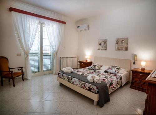 Ένα ή περισσότερα κρεβάτια σε δωμάτιο στο Villa Luxe Heated hydromassage mini-pool WI-FI P-Privato AC Garden Patio BBQ Near the Sea