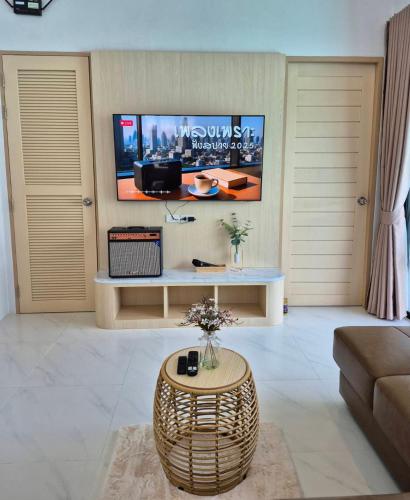 Μια τηλεόραση ή/και κέντρο ψυχαγωγίας στο Wara Pool Villa Aonang