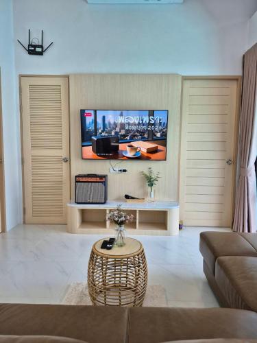 Μια τηλεόραση ή/και κέντρο ψυχαγωγίας στο Wara Pool Villa Aonang