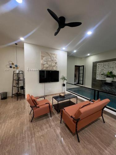 Μια τηλεόραση ή/και κέντρο ψυχαγωγίας στο KitaHome Plamongan Indah
