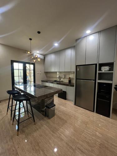 Η κουζίνα ή μικρή κουζίνα στο KitaHome Plamongan Indah
