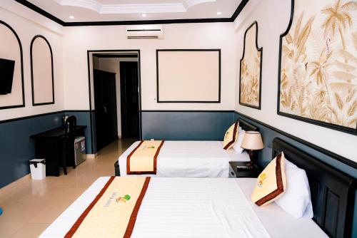 two beds in a hotel room with two beds sidx sidx sidx at Khách sạn Đại An Ninh Bình in Ninh Binh