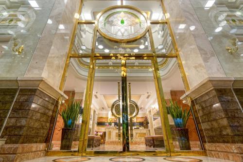 a lobby with a clock in the middle of a building at Samdi Premium - Near Da Nang International Airport in Da Nang