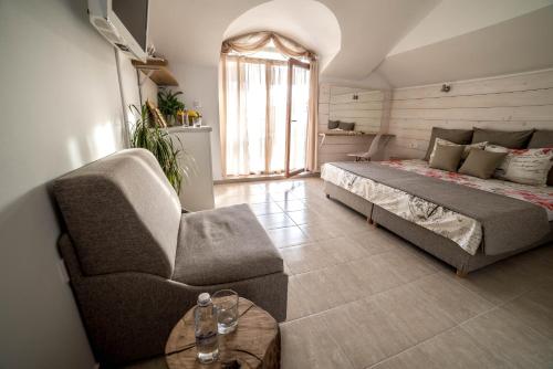 sypialnia z łóżkiem, kanapą i stołem w obiekcie The Poolhouse w Słonecznym Brzegu