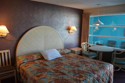 Säng eller sängar i ett rum på Royal Court Motel