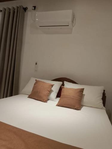Ένα ή περισσότερα κρεβάτια σε δωμάτιο στο Riya Villa Arugambay