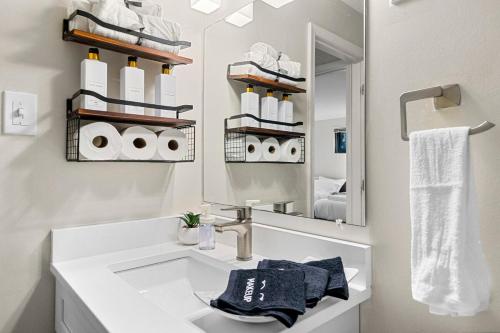 Bilik mandi di Stylish & Cozy 2BR apt 6 mins from DC Free parking - Park Adams