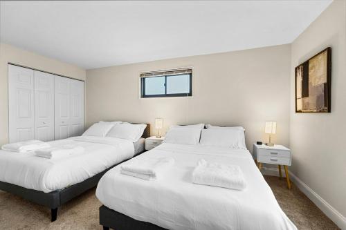 Ένα ή περισσότερα κρεβάτια σε δωμάτιο στο Stylish & Cozy 2BR apt 6 mins from DC Free parking - Park Adams