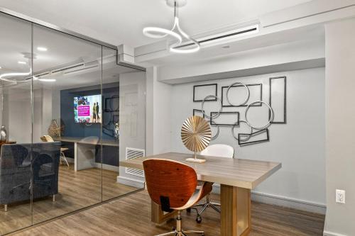 Χώρος καθιστικού στο Stylish & Cozy 2BR apt 6 mins from DC Free parking - Park Adams