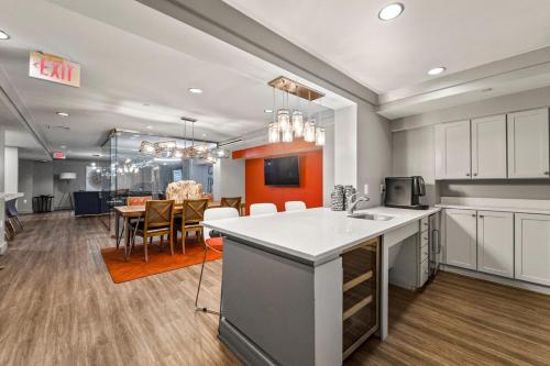 Η κουζίνα ή μικρή κουζίνα στο Stylish & Cozy 2BR apt 6 mins from DC Free parking - Park Adams