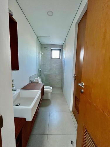 MantaakにあるVilla Vivian Dago Bandungの白い洗面台とトイレのあるバスルーム