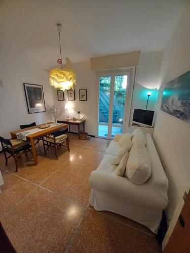 TV a/nebo společenská místnost v ubytování Cozy house with private garden - Terrazza Fiorita