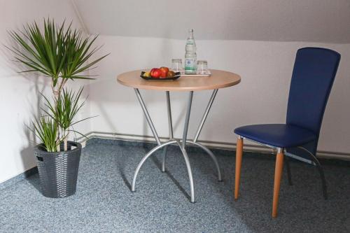 Hotel Haus Landgraf في فالدورف: طاولة وكرسيين عليها صحن فاكهة