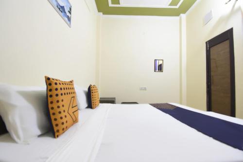 Postel nebo postele na pokoji v ubytování Hotel O Patiala Guest House