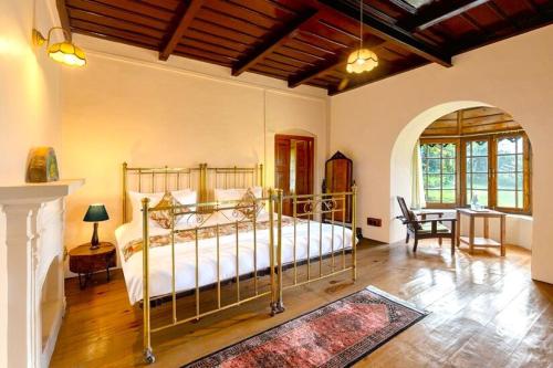 Postel nebo postele na pokoji v ubytování Limerick Mussoorie Heritage Villa