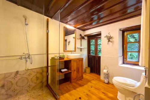 Koupelna v ubytování Limerick Mussoorie Heritage Villa