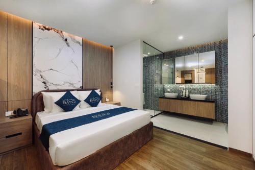 富国BayGi Phu Quoc Hotel的一间带特大床的卧室和一间浴室