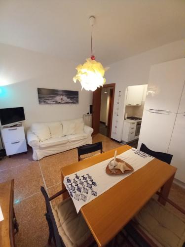 Kuchyň nebo kuchyňský kout v ubytování Cozy house with private garden - Terrazza Fiorita