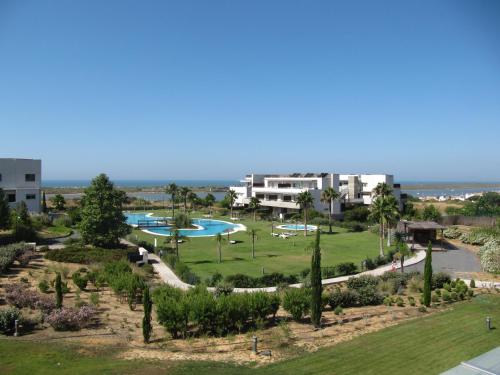 uma vista aérea de um resort com uma piscina em Life Apartments El Rompido em El Rompido