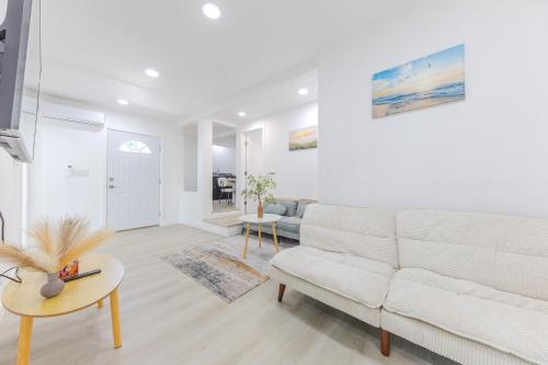 Φωτογραφία από το άλμπουμ του Cozy & Brand New 3BR Home in West Covina σε West Covina