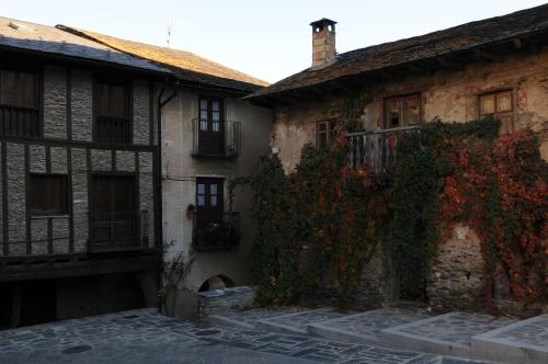an old building with ivy on the side of it at Casa Rural La Comella in Tirvia
