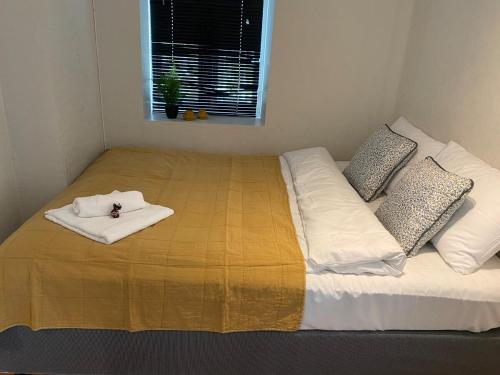 Ένα ή περισσότερα κρεβάτια σε δωμάτιο στο Central bus station apartment, wifi, tv