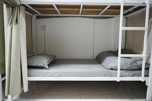Säng eller sängar i ett rum på Witcher Hostel