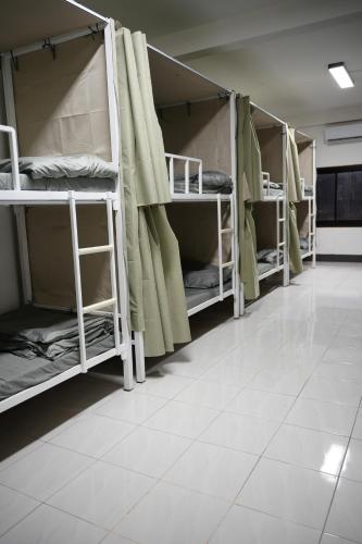 Palanda nebo palandy na pokoji v ubytování Witcher Hostel