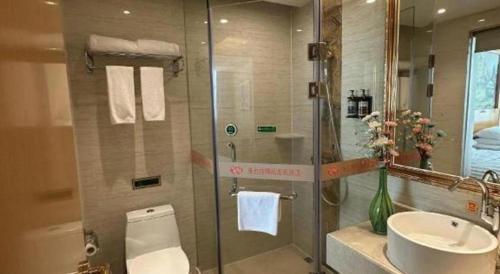 a bathroom with a shower and a toilet and a sink at Vienna Hotel Guangdong Huiyang Qiuchang Yingbin Road in Huizhou