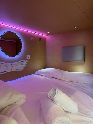 Postel nebo postele na pokoji v ubytování Urban Cube Hostel Granada