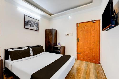 Postel nebo postele na pokoji v ubytování Super Townhouse Auroville Beach Formerly De Heritage
