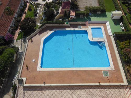 una vista aérea de una gran piscina en Atico Carabela by Spain2home, en Torrox Costa