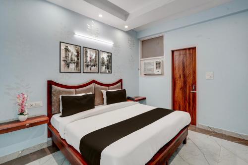 a bedroom with a large bed in a room at Super Hotel O Sector 52 Chandigarh Formerly Hari Residency in Chandīgarh