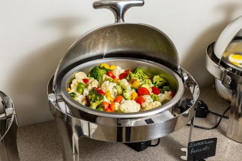 a pot filled with vegetables on a stove at INFINITY PLAZA BLOCK 1 in Atyraū