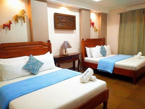 a bedroom with two beds with blue and white at El Casa Azul in Amadeo
