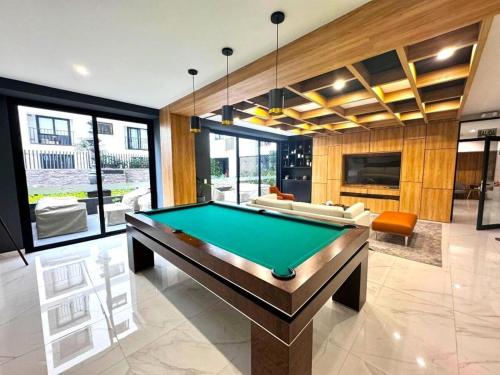 Una sala de estar con una mesa de billar. en Modern Apartment in Barranco with a Pool, en Lima