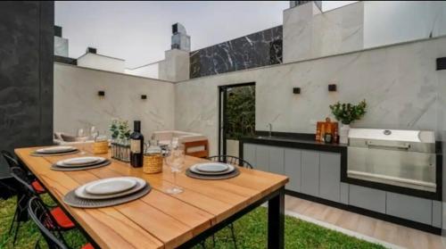 Una cocina y un comedor con una mesa de madera. en Modern Apartment in Barranco with a Pool, en Lima