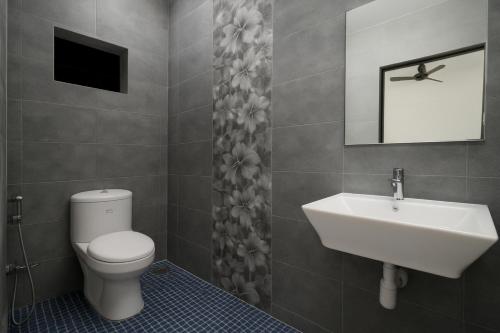 un baño con inodoro y lavabo en Calangute Beach Home Away, en Calangute