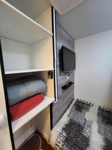 Una televisión o centro de entretenimiento en Bienvenue chez livia