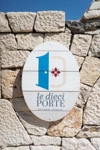 a sign on the wall of a stone wall at Le Dieci Porte in Alberobello