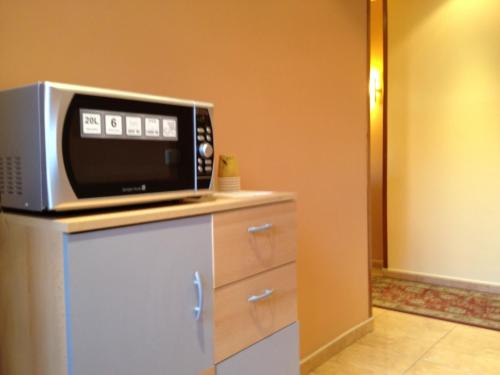 a microwave oven sitting on top of a cabinet at Hostal Aeropuerto in Madrid